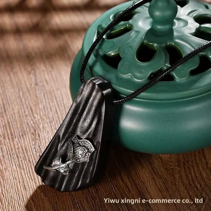 Collier pendentif ethnique en ébène