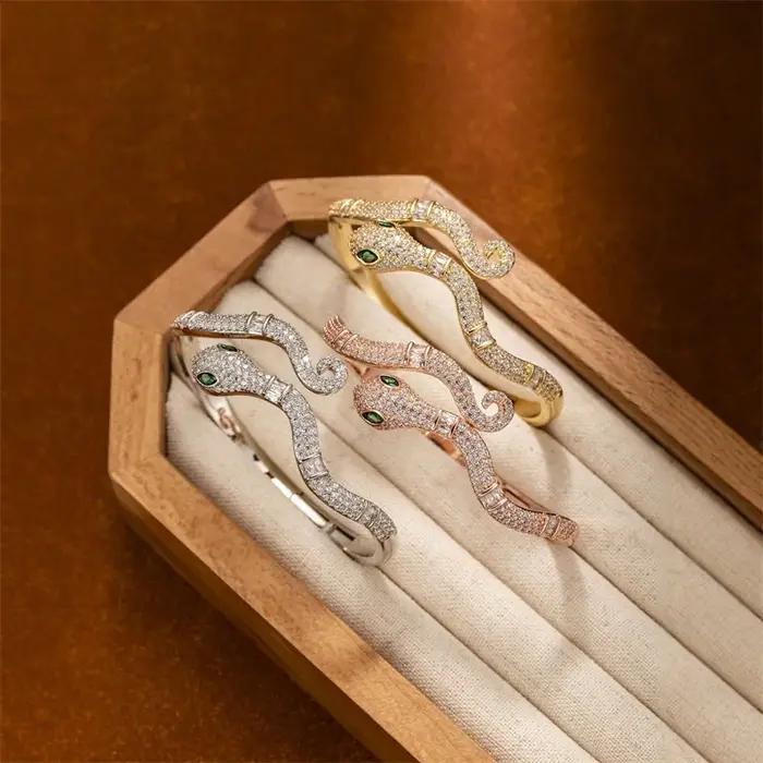 Bracelet serpent ouvert incrusté de Zircons scintillants