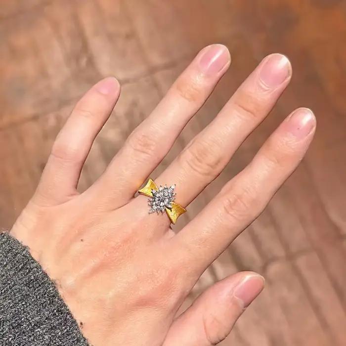 Bague flocon de neige brossé de style palais avec incrustation de diamants inspirés