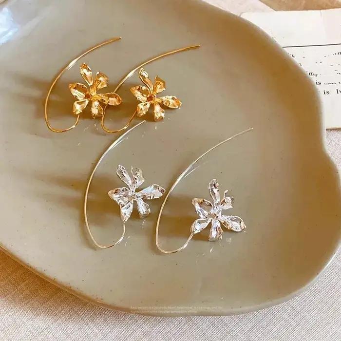 Boucles d'oreilles à fleurs dorées pour femmes