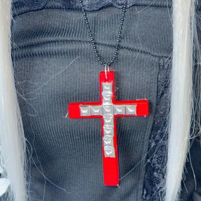 Goth Jewelry – collier avec pendentif croix Srivet rose en bois pour femmes