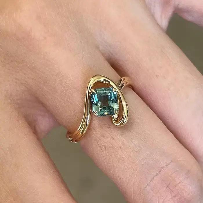 Bague classique de luxe légère en noir brillant/violet/vert