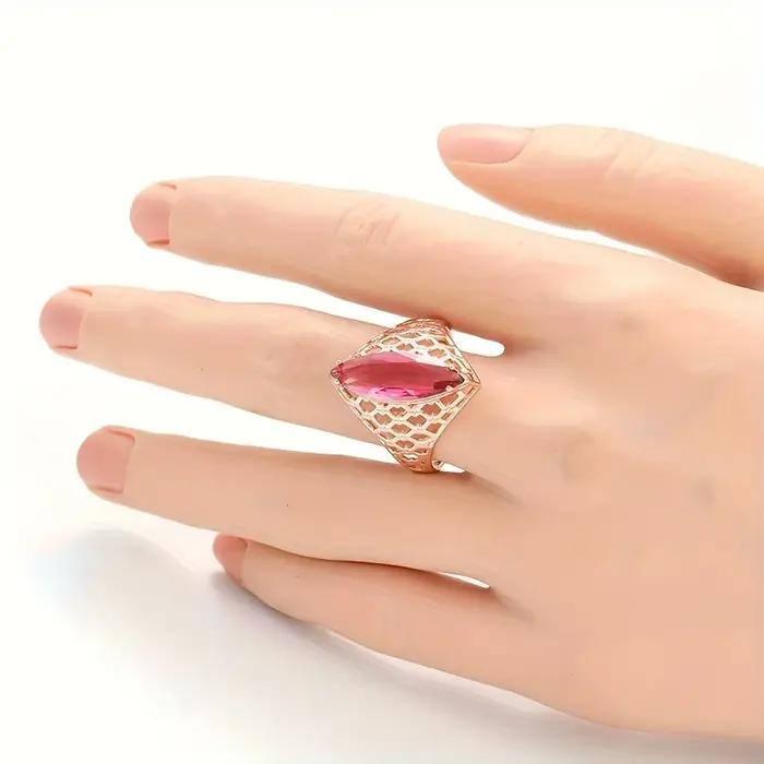 Bague élégante en forme de losange avec zircone synthétique rouge et or rose pour femme