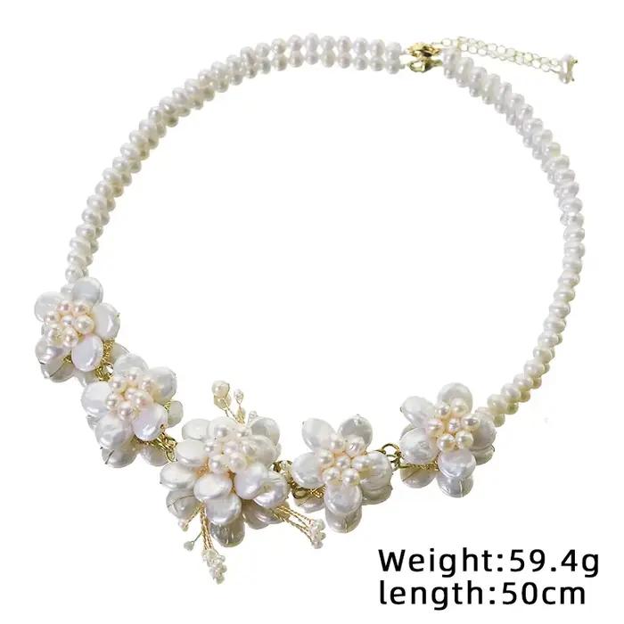Collier de fleurs baroques en perles naturelles