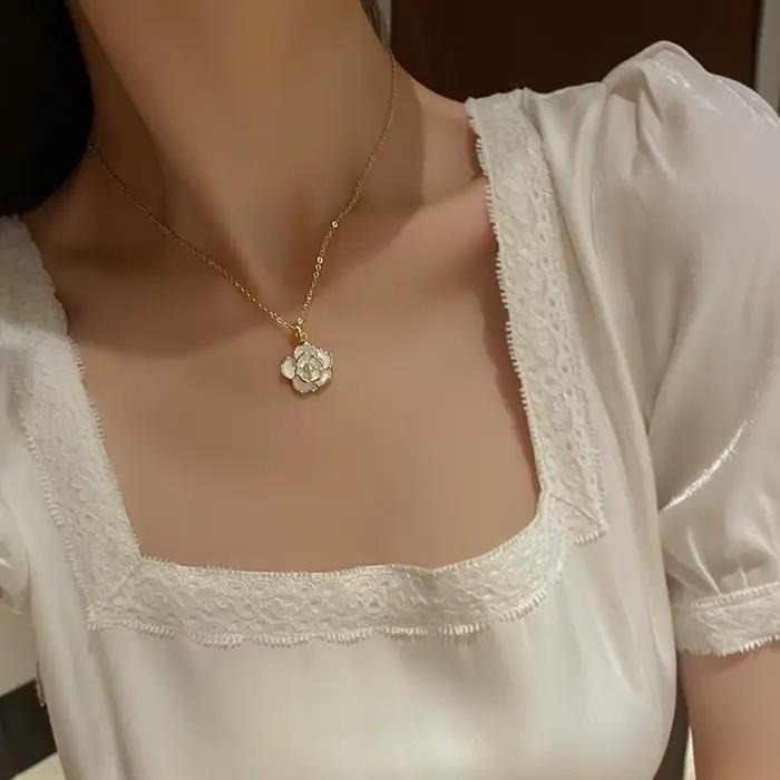 Collier romantique français élégant en émail blanc