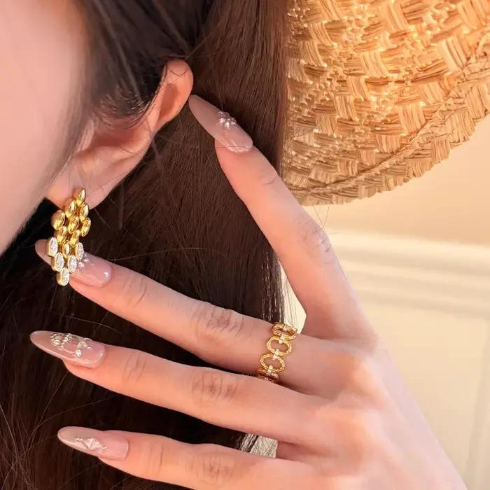 Boucles d'oreilles en diamant incrusté de style exagéré de luxe rétro pour femmes