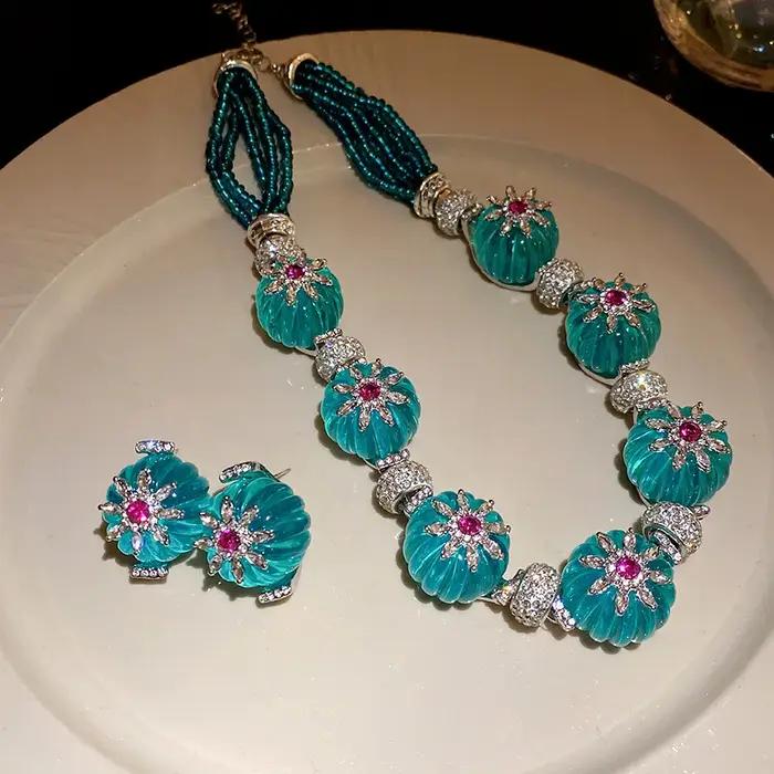 Collier de boucles d'oreilles à motif de fleurs en résine avec une chaîne de clavicule rétro et élégante