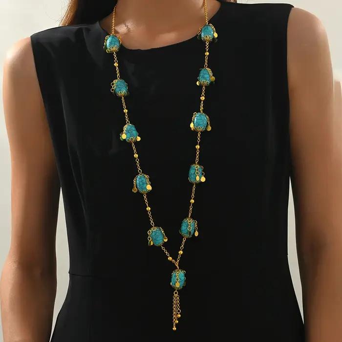 Un collier pendentif ovale bleu de style ethnique