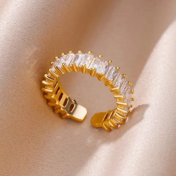 Bague en acier inoxydable sertie de zircone cubique élégante et audacieuse pour femmes occasions spéciales et cérémonies