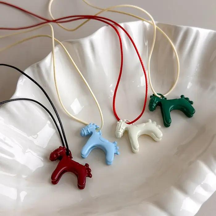 Collier avec pendentif cheval coloré émaillé 3D pour femmes