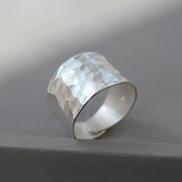 Bague originale en argent 925 avec motif de marteau large
