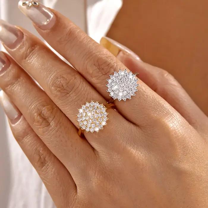 Bague Ronde Éclatante Fleurie pour Femme en Laiton et Zircon