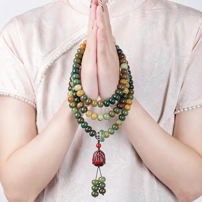 108 Bracelets Bodhi hommes femmes tenant des perles