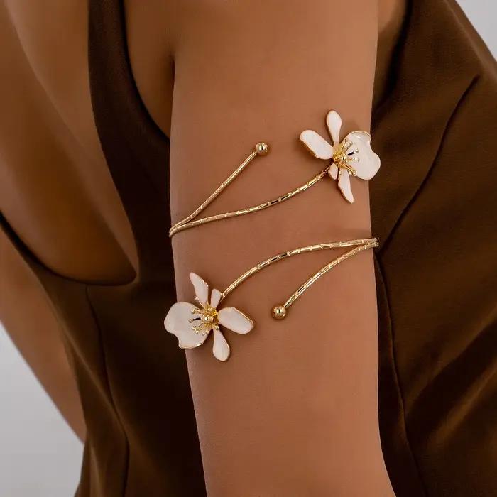 Un bracelet de bras pour femme