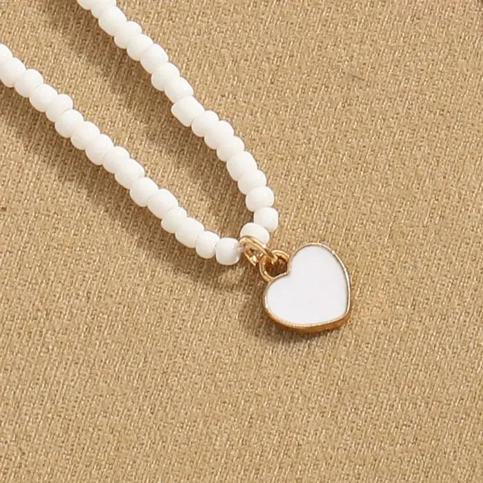 Collier avec pendentif en forme de cœur et de perles de rocaille