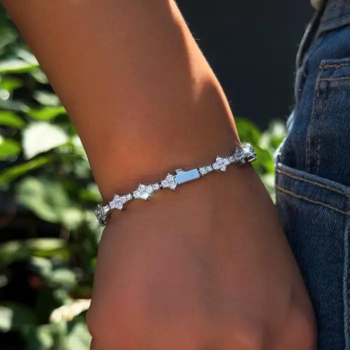 CWWZircons Bracelet Tennis CZ Taille Couronne Délicate, Pavé de Cristaux Brillants, Bracelet Jonc de Luxe Empilable pour Femme, Accessoire de Mode pour la Main S0328