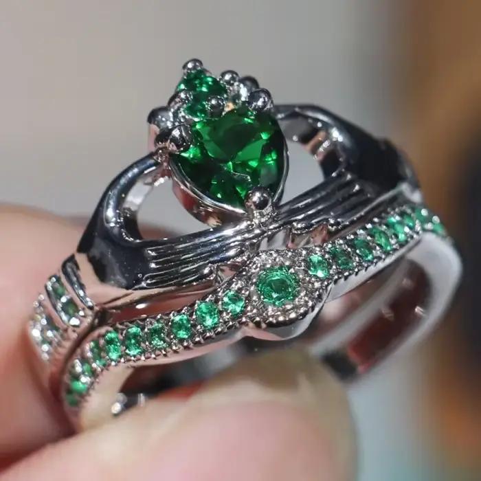 Bague classique de laboratoire émeraude Claddagh