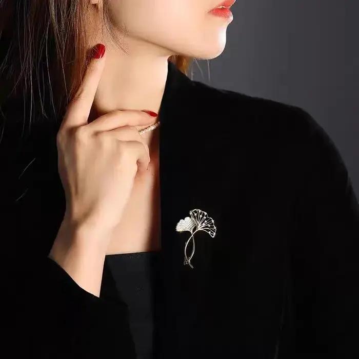 Broches rétro élégantes en forme de feuille de Ginkgo en or jaune clair avec strass pour femmes pour mariage et occasions spéciales