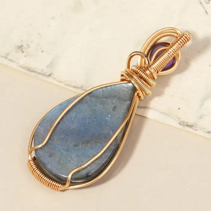 Collier en pierre Labrador