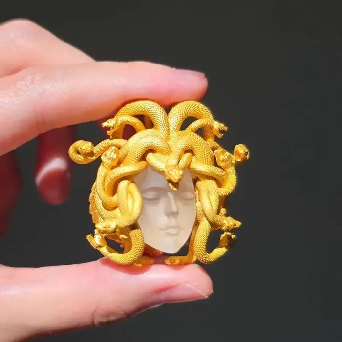Bague ouverte motif pièce de monnaie de reine grecque antique