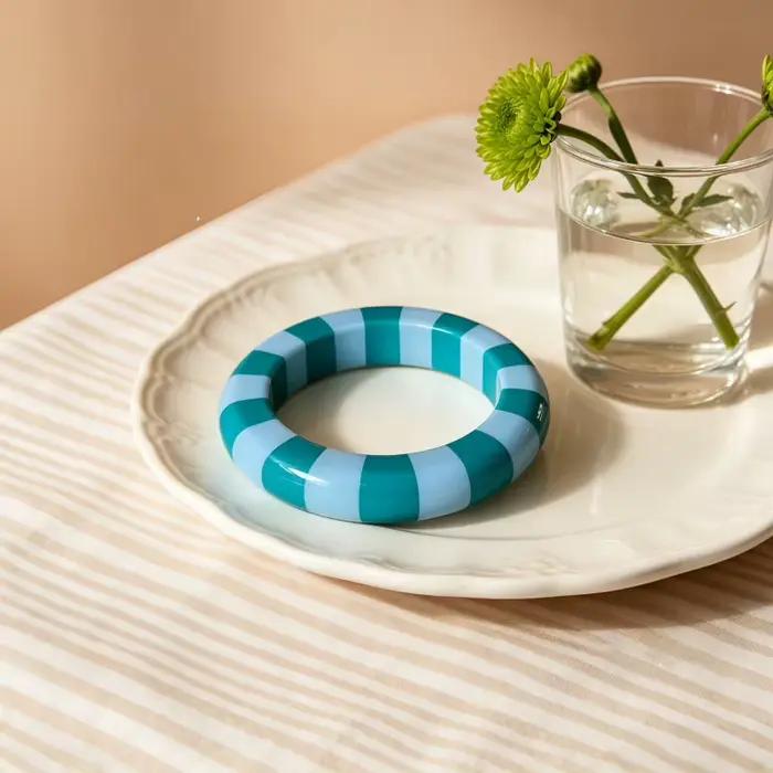 Bracelet en résine à rayures verticales et horizontales colorées, design bicolore, bracelet rond, bijou de main tendance et élégant