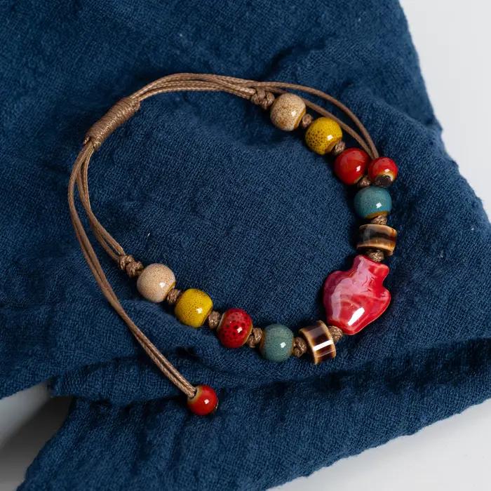 Bracelet à breloques en forme de poisson rouge en céramique fait à la main