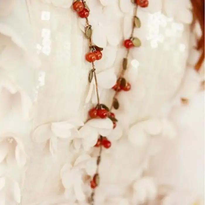 Collier de baies rouges romantique en plastique et alliage de zinc or jaune clair pour femmes et filles occasions spéciales romantiques et naturelles