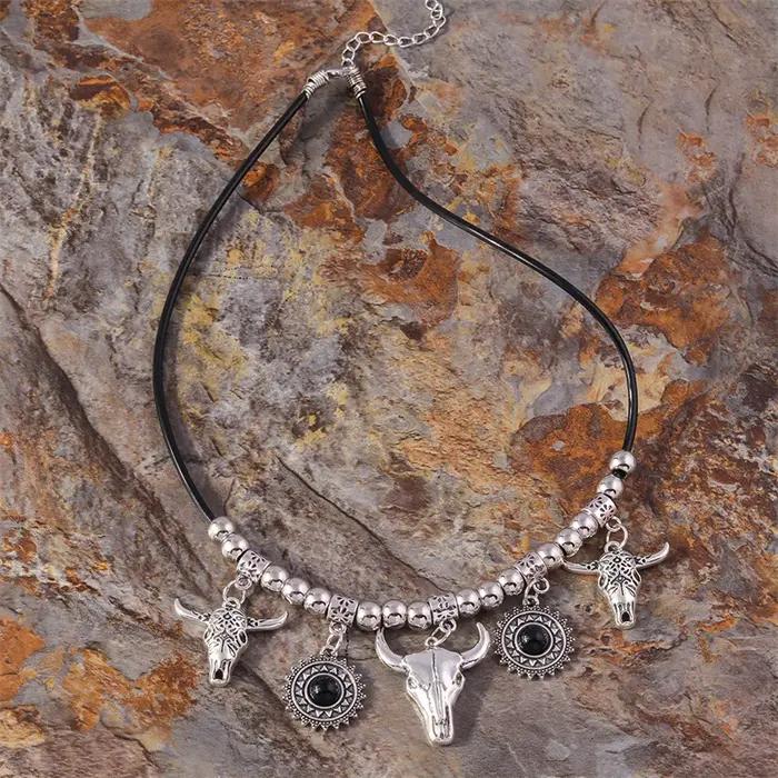 Collier bohème en alliage avec pendentif tête de taureau