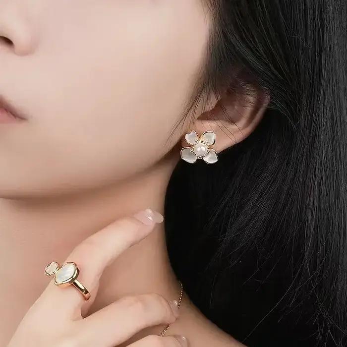Nouvelles Boucles d'Oreilles Clous Camélia Émail Blanc Élégantes 2026 pour Femme