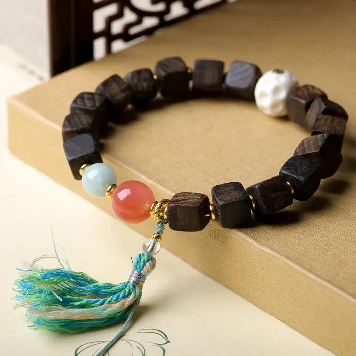 Bracelet carré en bois d'agar Dalakan au design original avec agate rouge du Sud et sculptures
