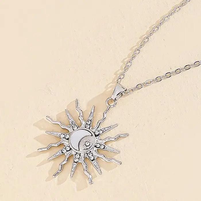 Collier avec pendentif trois en un en strass brillant