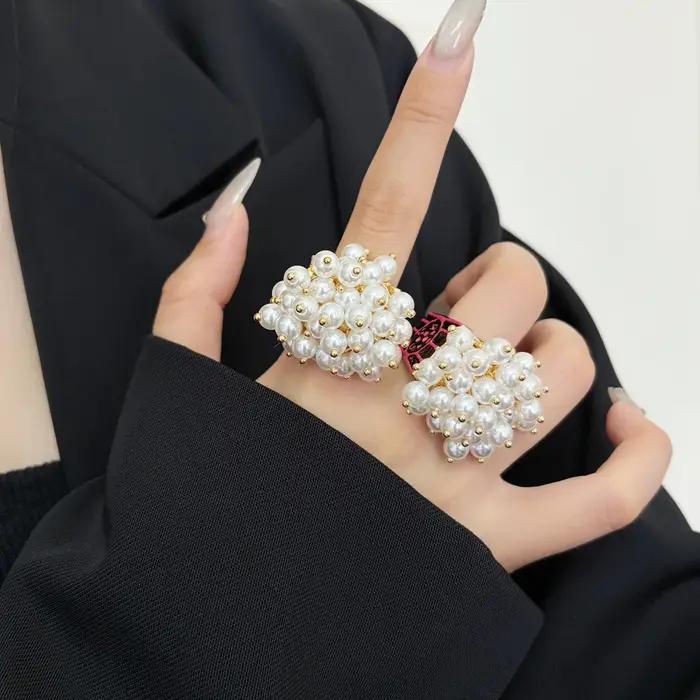 Bague large vintage en émail et perles motif popcorn
