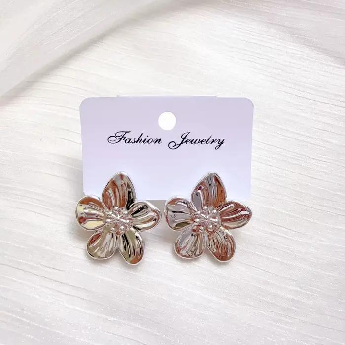 Boucles d'oreilles en forme de pétale de fleur dorée pour femmes, bijoux créatifs, cadeau pour filles, bijoux dorés pour femmes, bijoux pendants pour femmes, bijoux modernes pour femmes