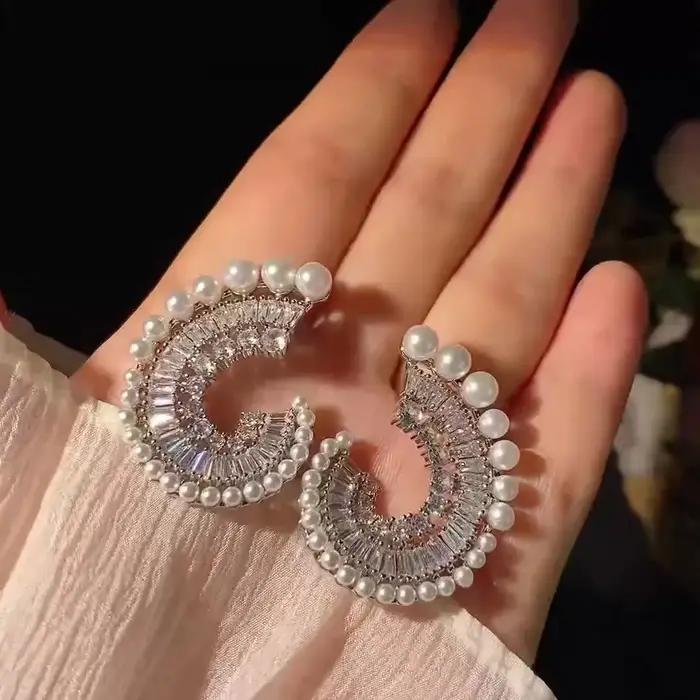 Boucles d'oreilles ondulées en perles exagérées ultra brillantes pour femmes occasions spéciales parties elegance raffinement