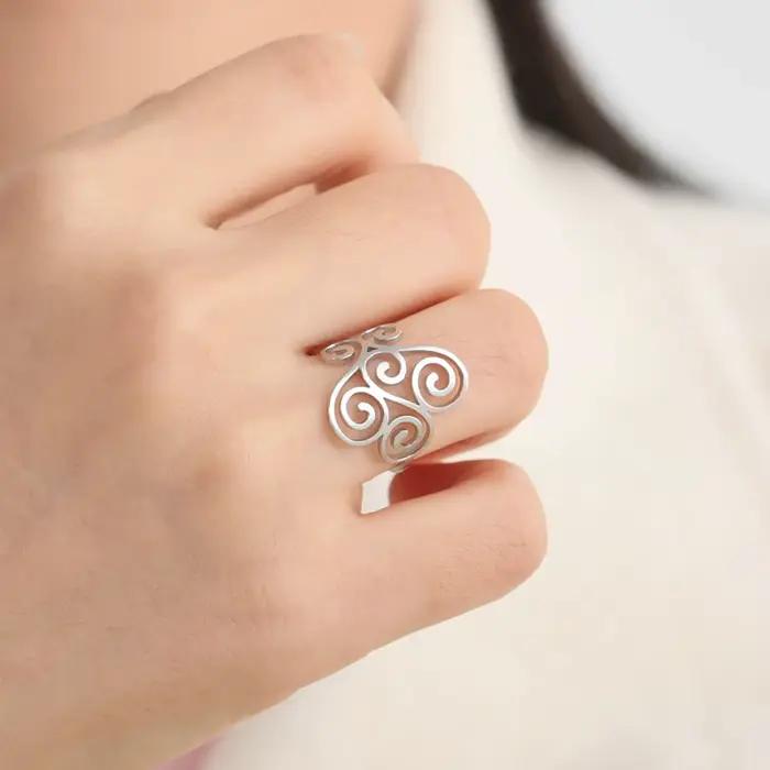 Bague filigrane vintage en acier inoxydable plaqué or 18 carats pour femme occasions spéciales romantique et élégante