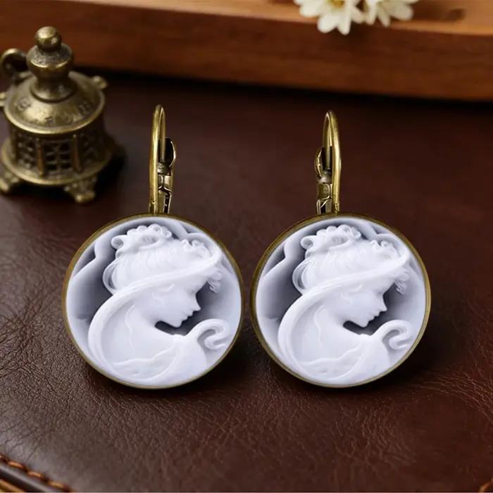 Boucles d'oreilles vintage en verre cabochon avec portrait camée