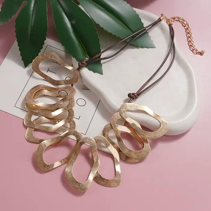 Collier bib minimaliste à motif vague