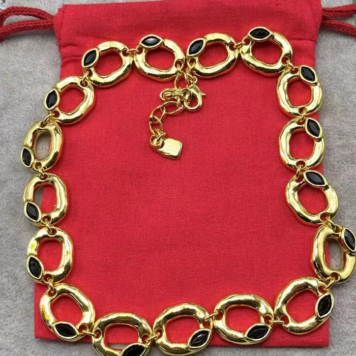 Bijoux faits à la main Se. Colliers et bracelets en tons or/argent avec pendentifs en cristal et dessins de chaînes.