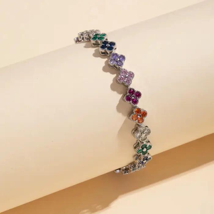 Un bracelet porte-bonheur coloré à fleurs à quatre feuilles incrusté de zircon, style petit parfum luxueux et haut de gamme, polyvalent pour les femmes