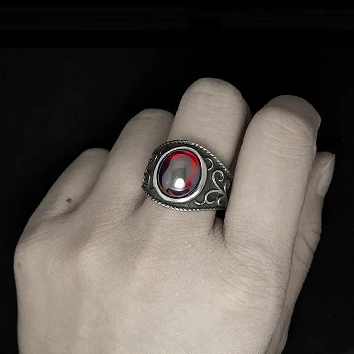 Bague gothique vintage en acier inoxydable avec fleurs gravées et grenat rouge pour hommes et femmes occasions spéciales