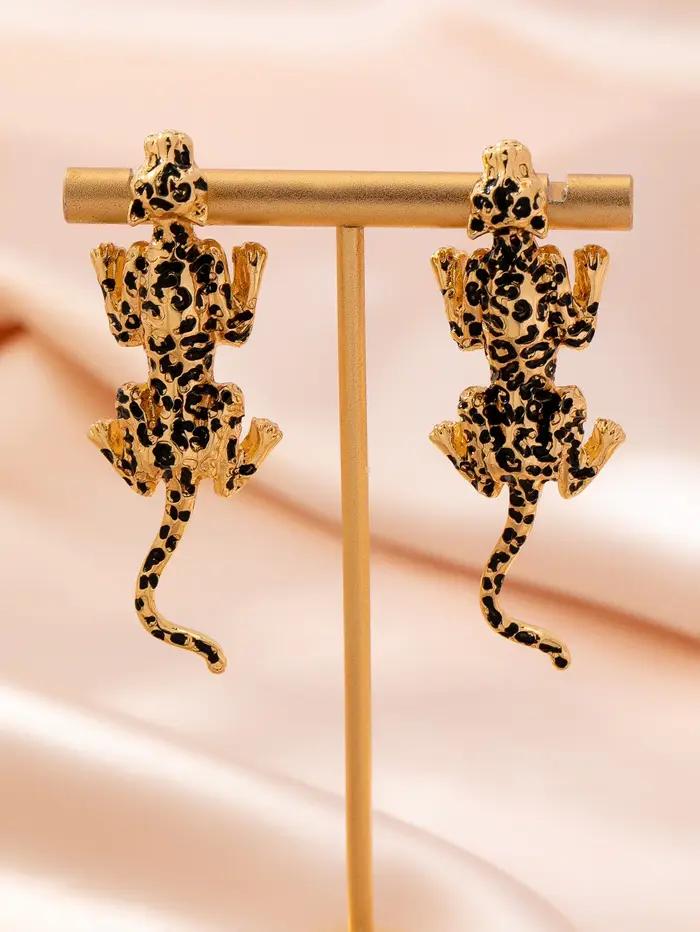 Une paire de boucles d'oreilles léopard sauvage pour femmes