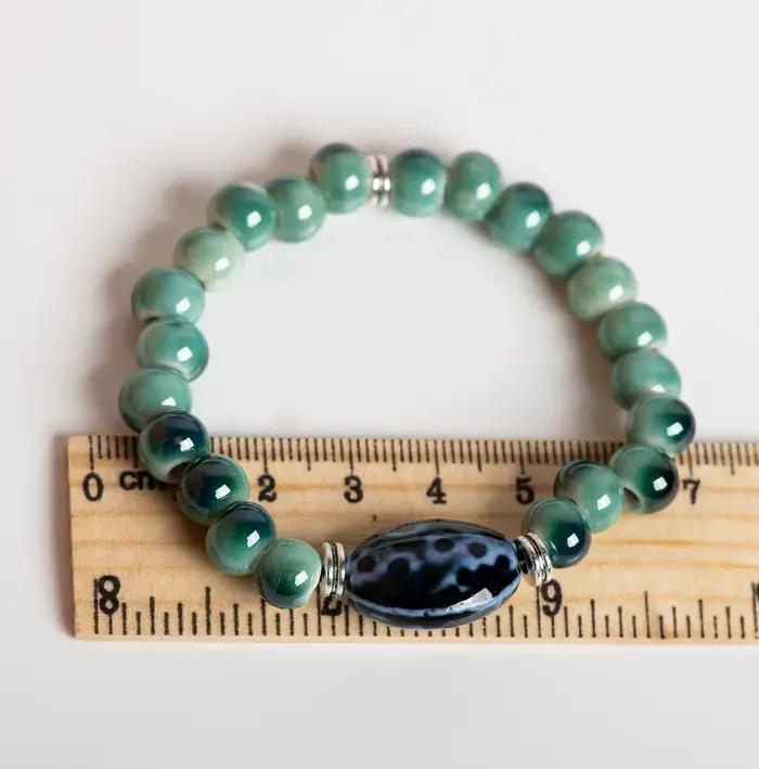 Bracelet extensible en céramique vert fait à la main