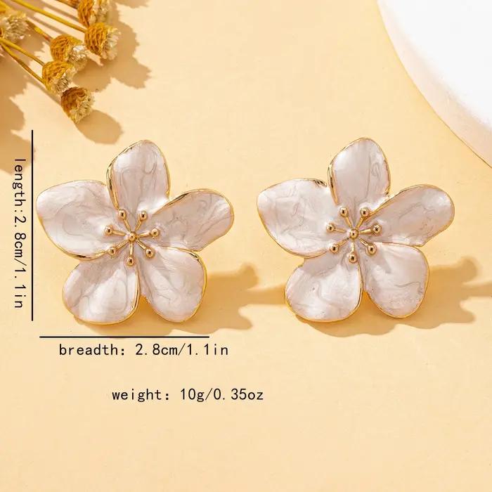 Une paire de boucles d'oreilles à clous pour femmes