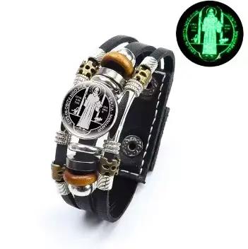 Bracelet en cuir multicouche avec médaillon Saint Benoît symbole de foi et protection pour homme et femme pour diverses occasions spéciales
