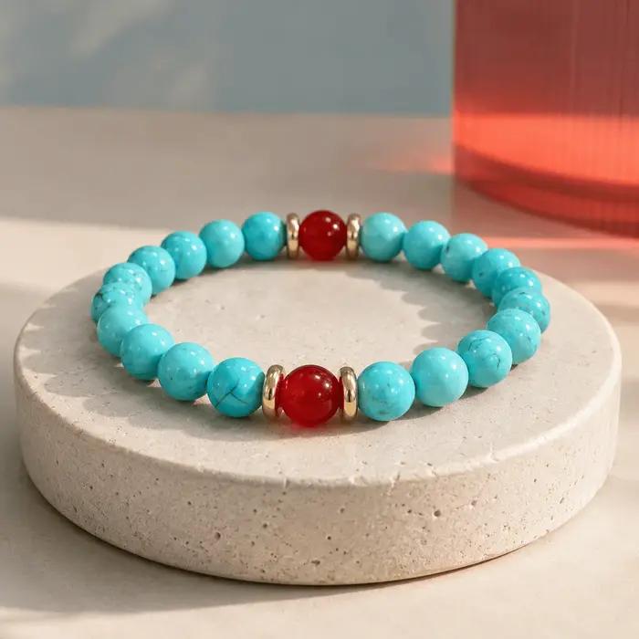 Un bracelet vintage de style bohème avec des perles rouges et vertes contrastées - parfait pour un usage quotidien