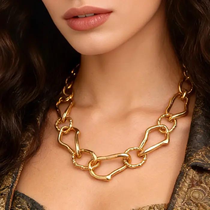Collier chaîne à maillons dorés sculpturaux modernes pour femmes brunches urban styling tenues élégantes occasions spéciales