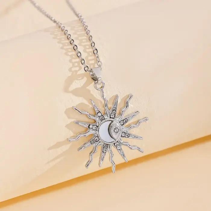 Collier avec pendentif trois en un en strass brillant