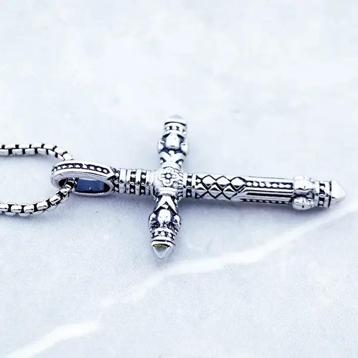 Collier à maillons noirs croisés