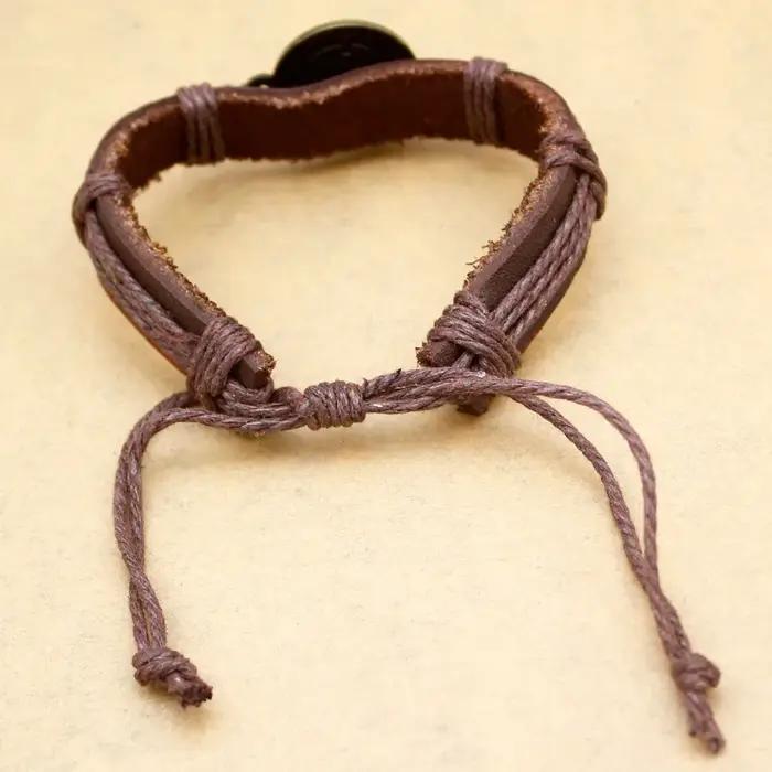 Bracelets en cuir avec médaille de Saint benoît