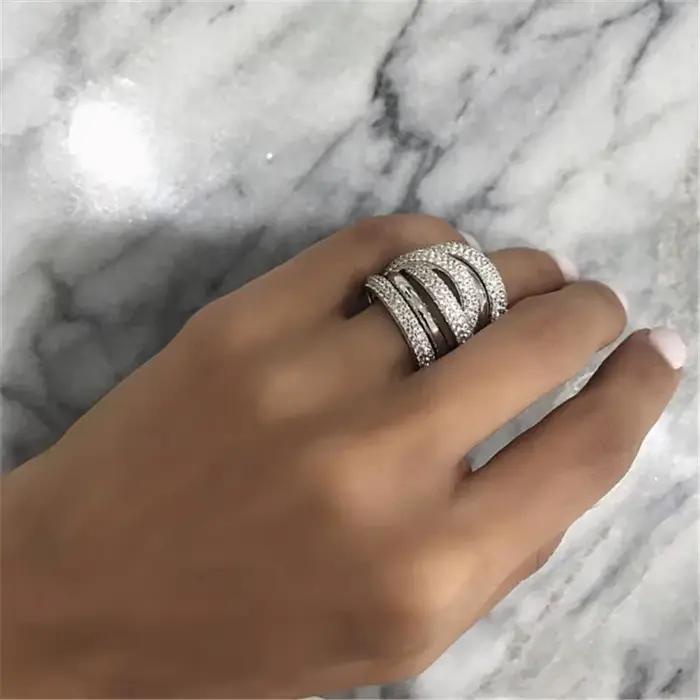 Grande bague faite à la main en or blanc